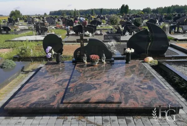 kapas su paminklo kryžiumi