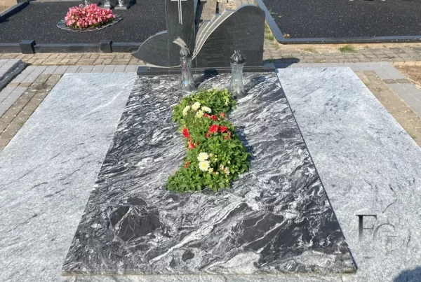 kapavietė, dengta granito plokšte