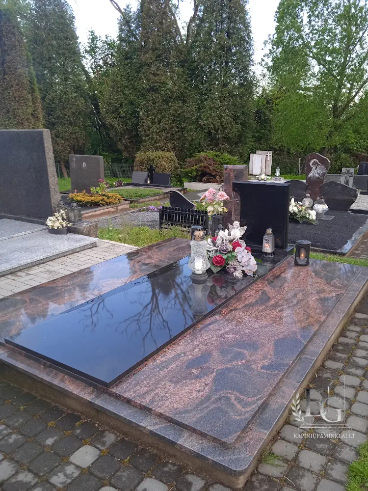 rekonstruotas kapas, naujas pamiklas, granito plokštės