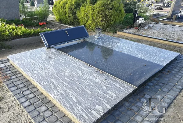 paminklinė lenta, granito plokšte dengtas kapas