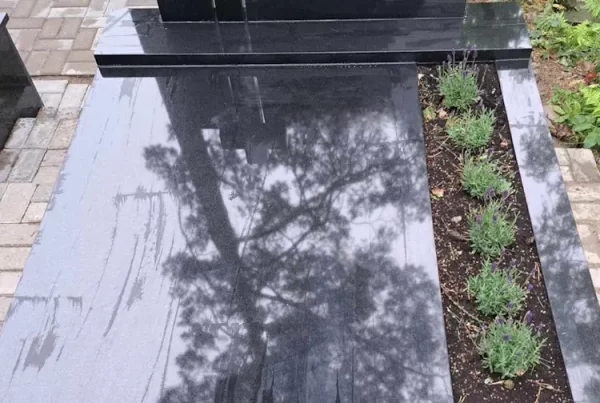 dvivietė kapavietė, granito plokštė, klumba gėlėms