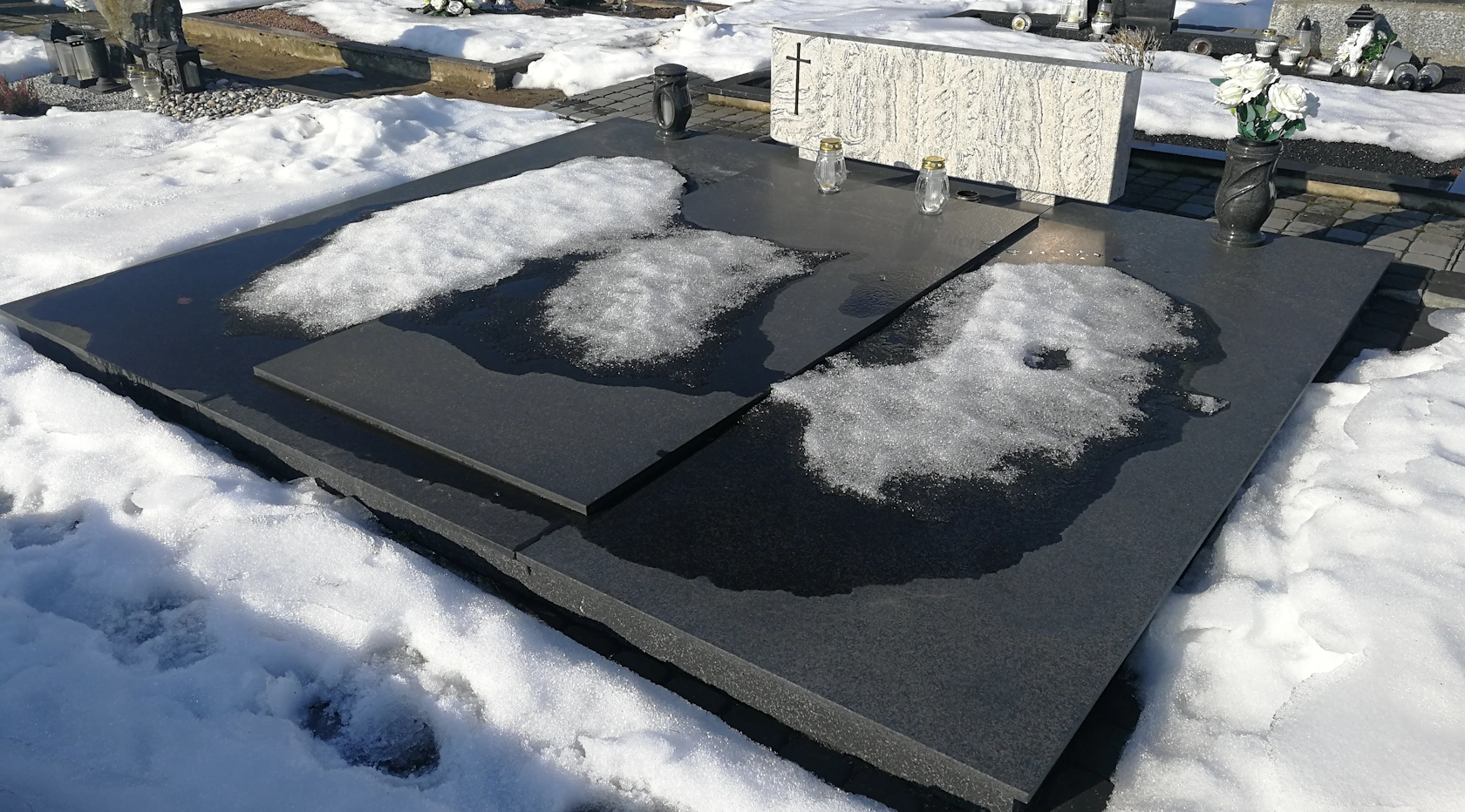 Granito plokštės: praktiškumas kapo priežiūroje